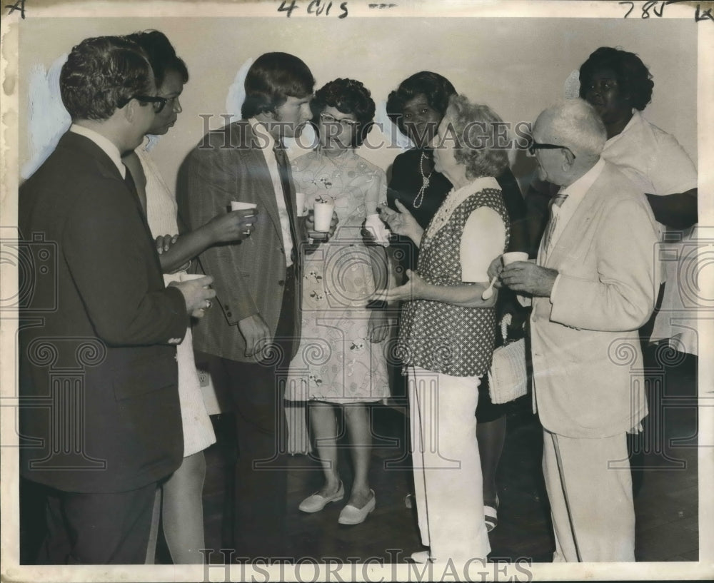 1973 Press Photo Detective Don Joly discusses crime prevention at Maison Blanche- Historic Images