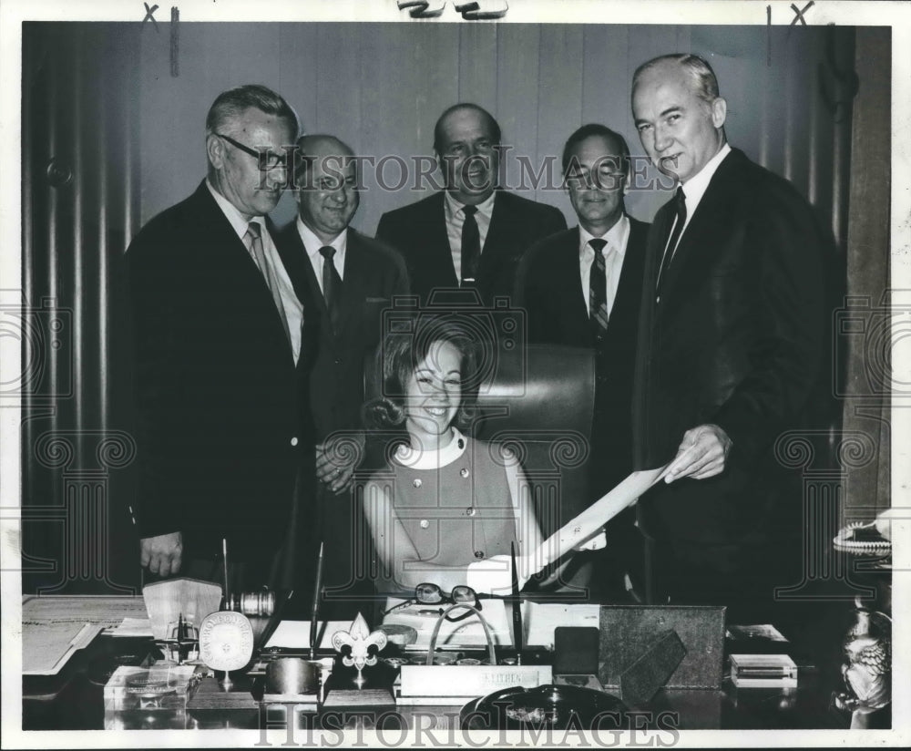 1970 Press Photo Bonnie Castille accepts proclamation on Crawfish week- Historic Images