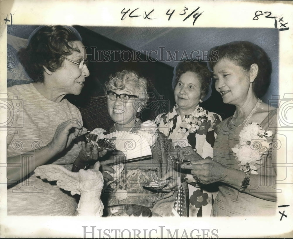 1974 Press Photo Members of Kansai Business &amp; Professional Women&#39;s Club of Osaka- Historic Images