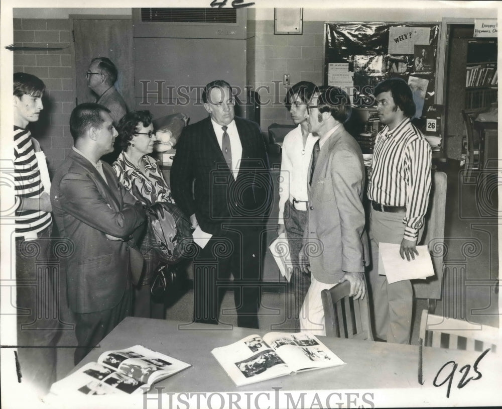 1972 Press Photo Seniors &amp; parents discuss college programs at West Jefferson- Historic Images