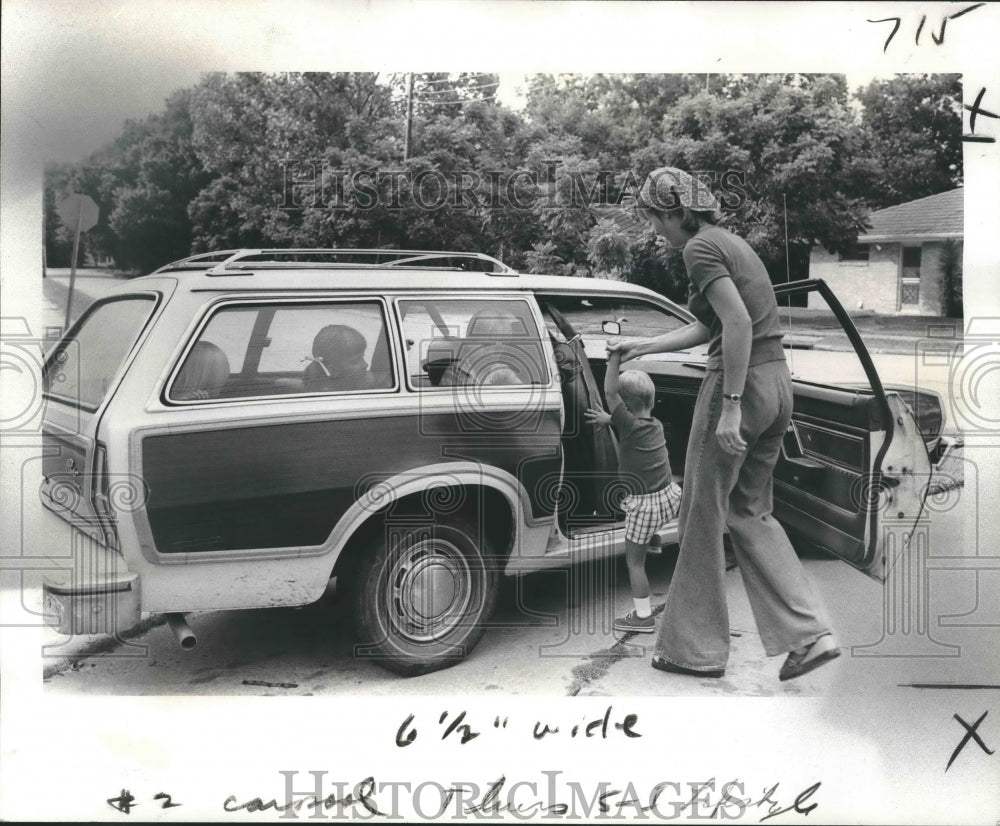 1977 Press Photo Carpool trip to school - Mom walks son to the station wagon- Historic Images