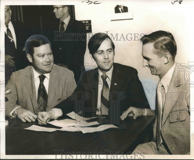 Load image into Gallery viewer, 1973 Press Photo Officials oversee liquidation of old Jax Federal Credit Union
