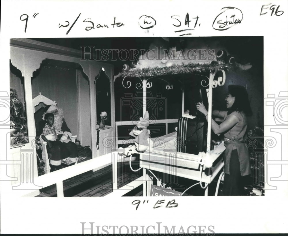 1978 Press Photo Clifton Jabbar Pinkney sits on Santa&#39;s lap for a Polaroid photo- Historic Images