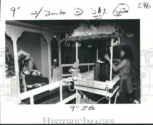 1978 Press Photo Clifton Jabbar Pinkney sits on Santa's lap for a Polaroid photo- Historic Images