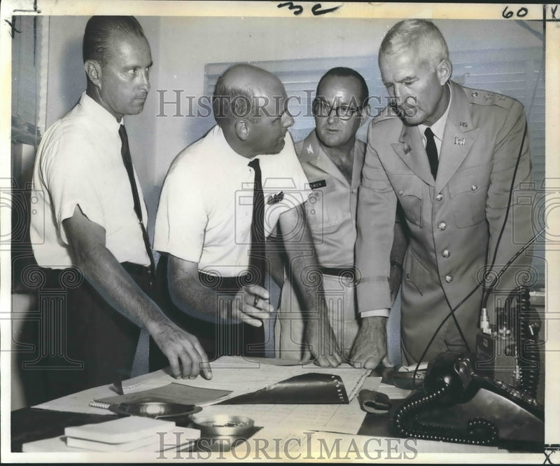 Load image into Gallery viewer, 1965 Press Photo Meeting about located Mississippi River sunken chlorine barge
