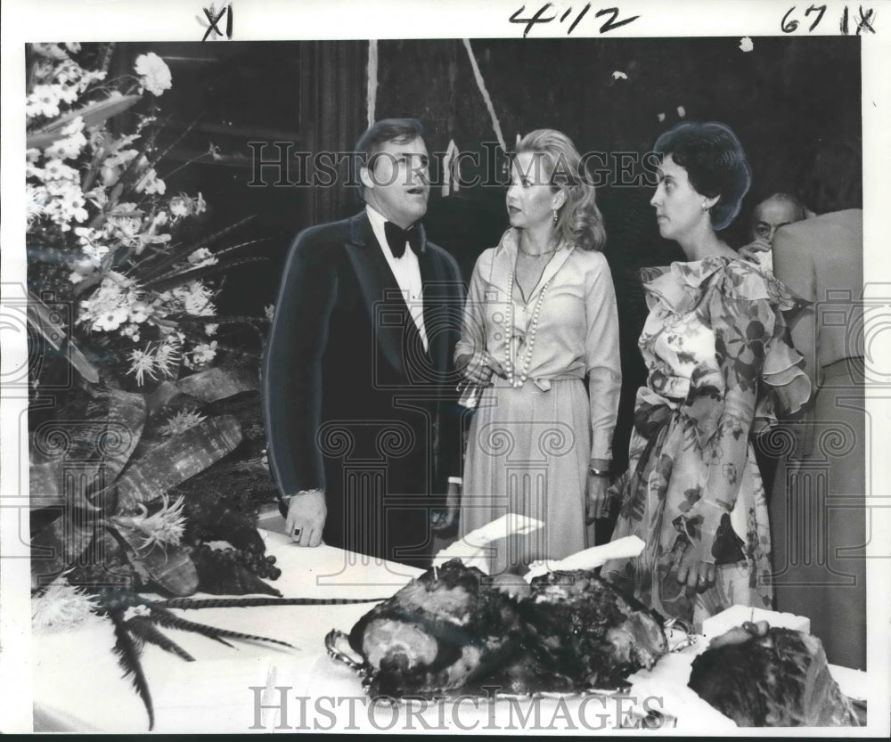 1976 Press Photo Decorators talk with president Dottie Charbonet- Historic Images