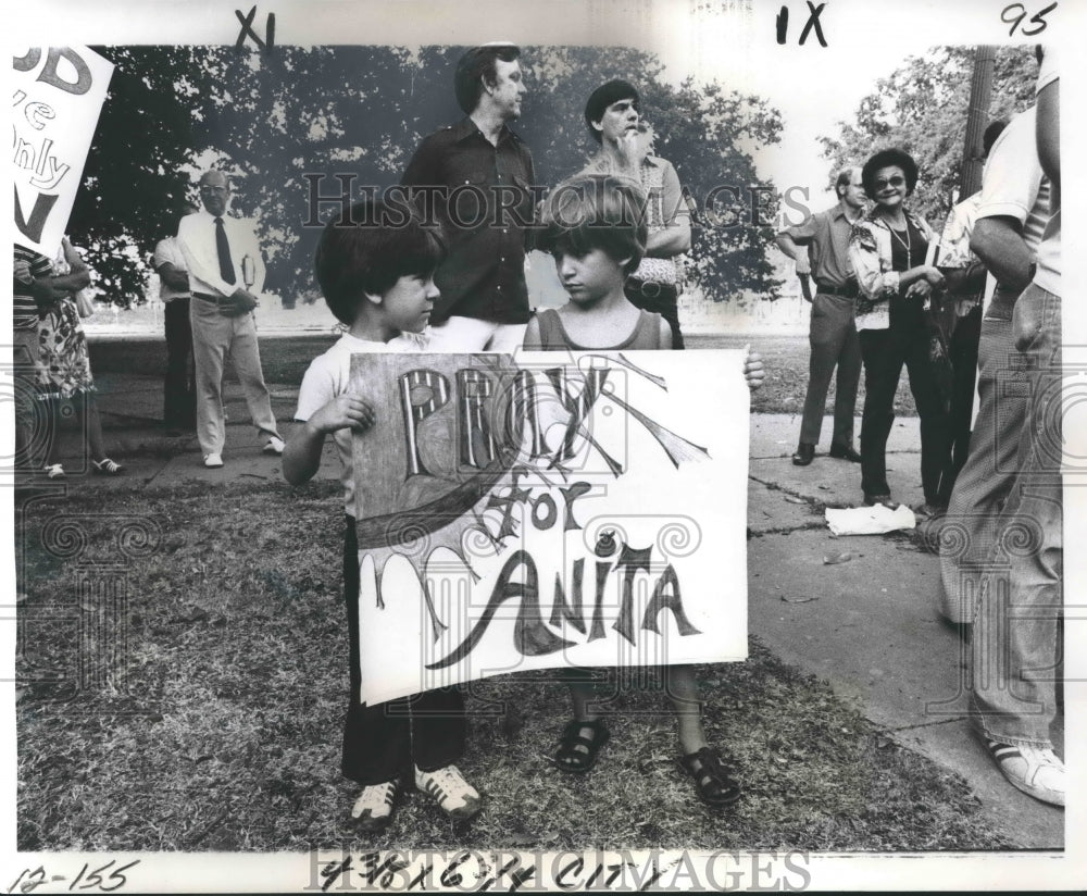 1977 Press Photo Michael & Vincent Lamonte during rally to Pray for Anita- Historic Images