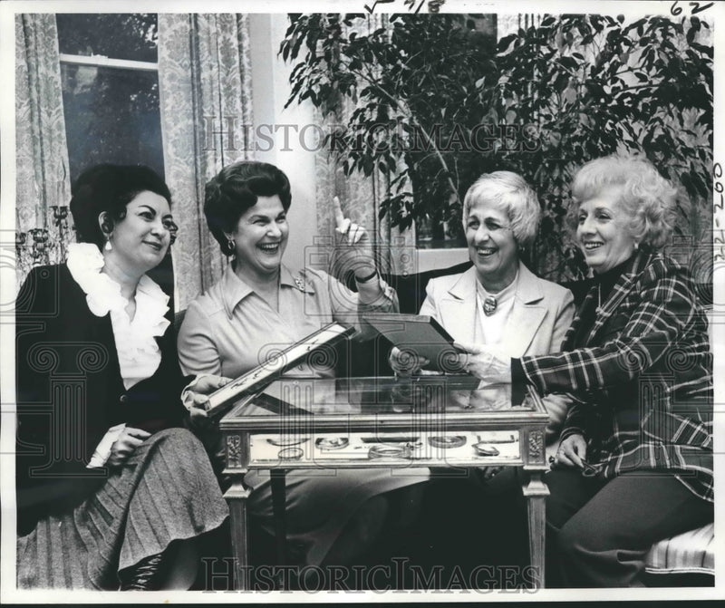 Load image into Gallery viewer, 1978 Press Photo Luncheon planned by Women's Guild of New Orleans Opera Assn.
