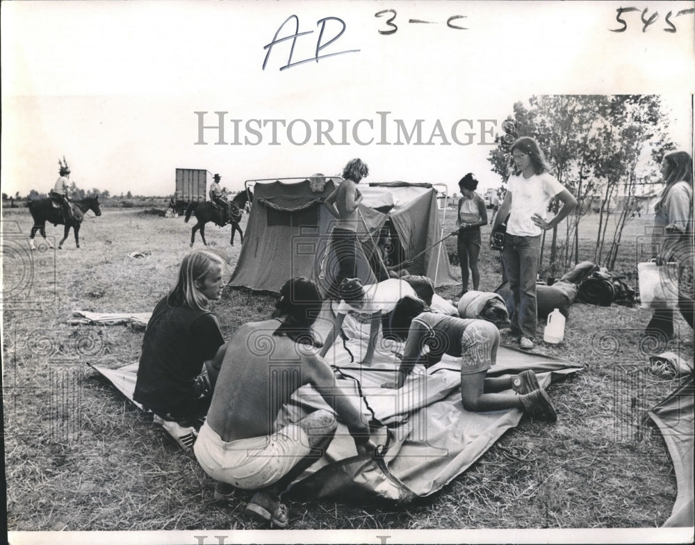 1971 Press Photo Youths set up camp for &quot;Celebration of Life&quot; rock festival