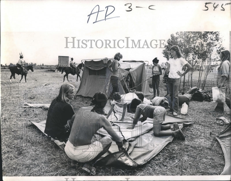 Load image into Gallery viewer, 1971 Press Photo Youths set up camp for "Celebration of Life" rock festival
