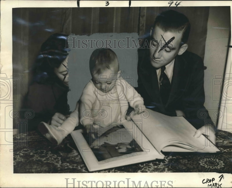 Load image into Gallery viewer, 1938 Press Photo Jacquelyn Anne Clement with Parents at 15 months old, Inky

