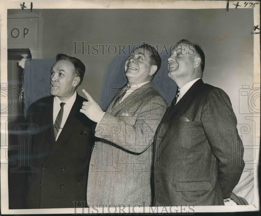 1959 Press Photo Officials touring geodesic domes of Baton Rouge and Illinois