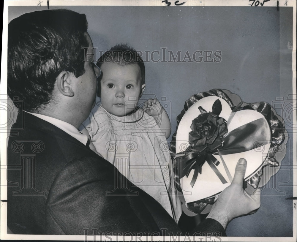1967 Press Photo Children's Bureau of New Orleans ward gets a big Valentine