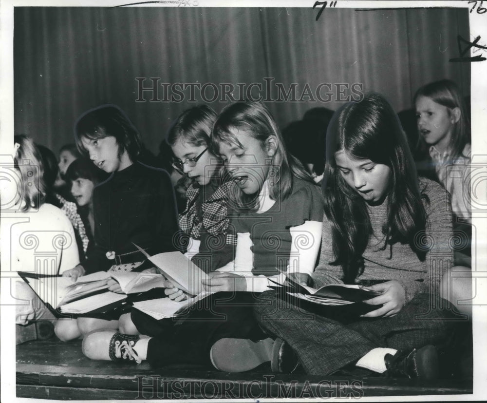 1973 Press Photo Newman Girls Choir Sings Carols to Patients at Hospital- Historic Images