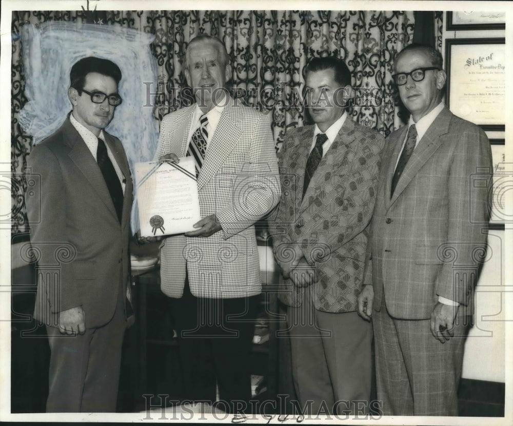 1974 Press Photo Elmo R. Cognevich with Members of Order of Elks West Bank Lodge- Historic Images