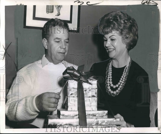 1962 Press Photo Christmas - Mr. & Mrs. Winnfield Christmas Wrap Gifts