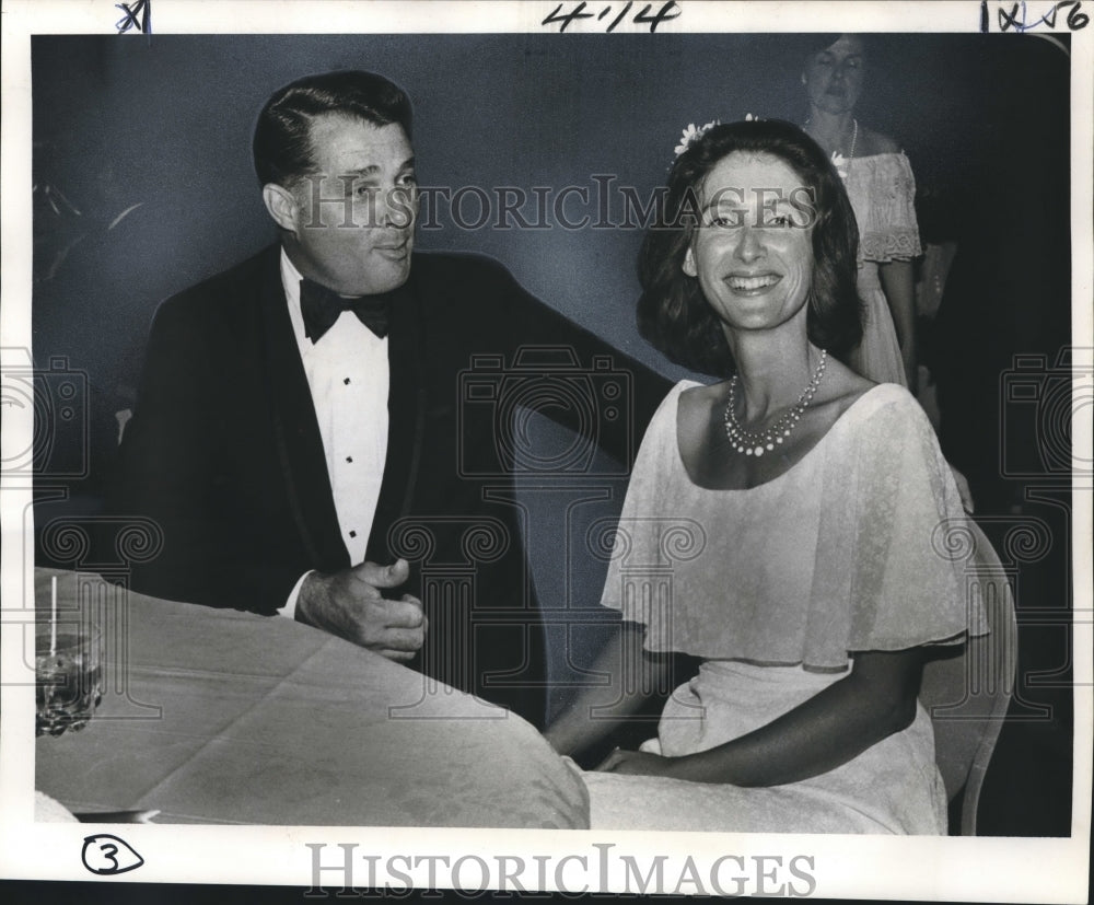 1978 Press Photo Mr. and Mrs. James B. Cobb, watching parade at Sybarites ball - Historic Images