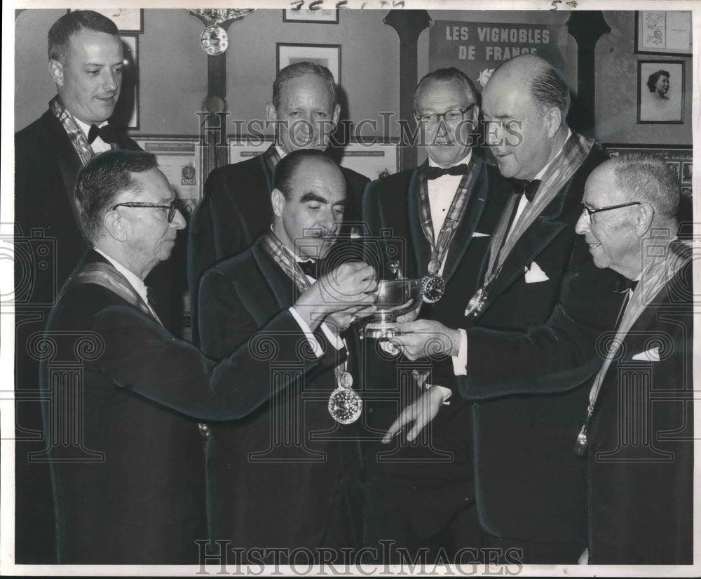 1963 Press Photo Members of Chevaliers du Tastevin initiation dinner - Antoine&#39;s