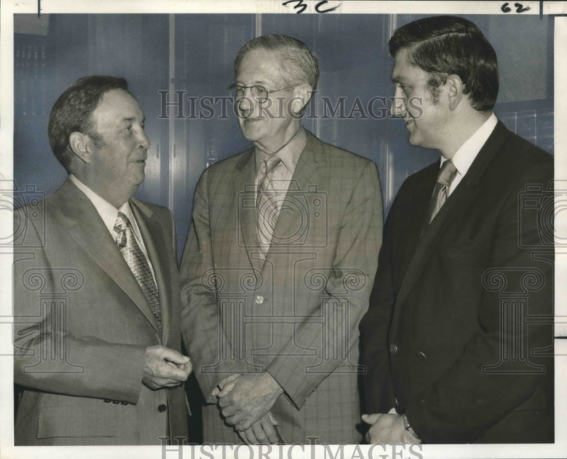 Load image into Gallery viewer, 1971 Press Photo Doctor Charles G. Child with Others at Tulane Medical Center
