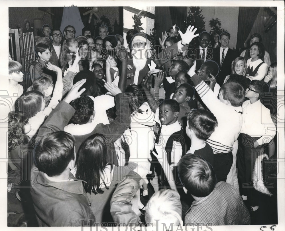 1969 Press Photo St. Elizabeth&#39;s Children&#39;s &amp; Milne Boys Homes&#39; Christmas party