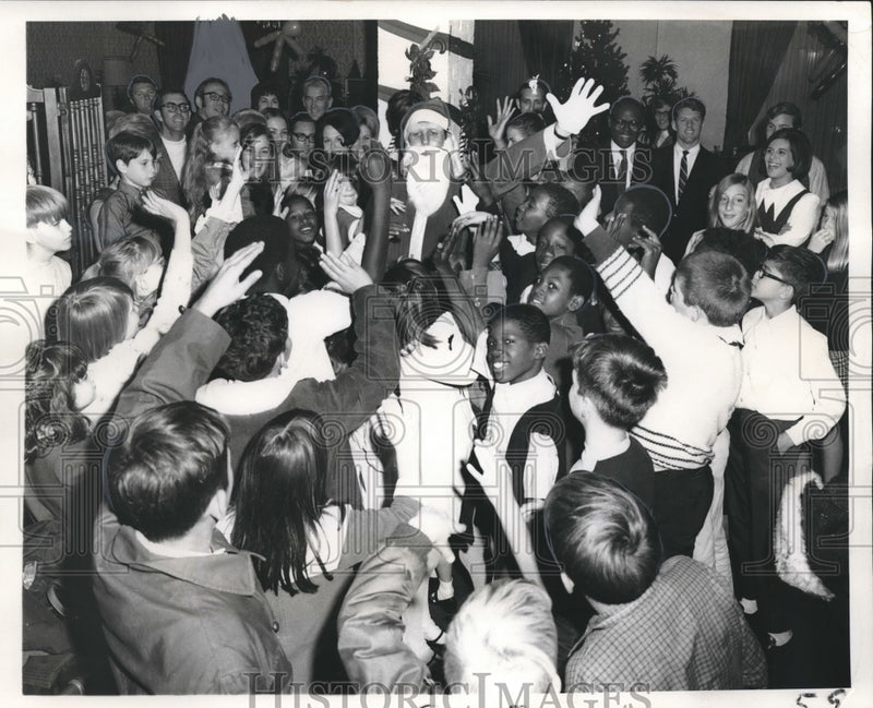 Load image into Gallery viewer, 1969 Press Photo St. Elizabeth's Children's &amp; Milne Boys Homes' Christmas party
