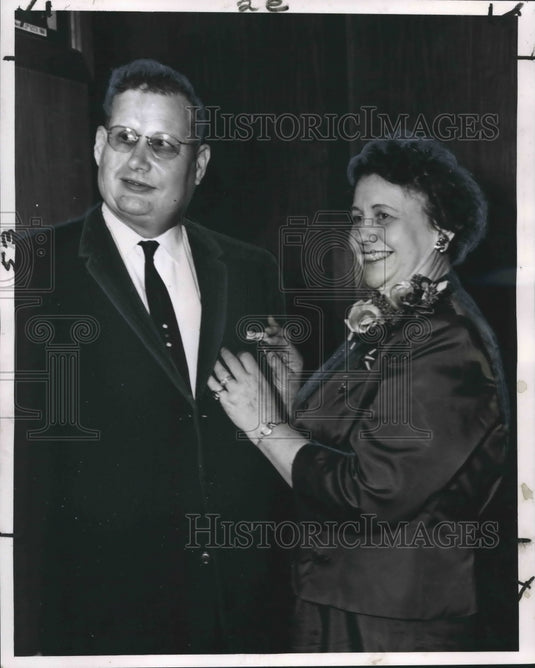 1961 Press Photo J.Wesley Chambers presented Order of Eastern Star pin from wife