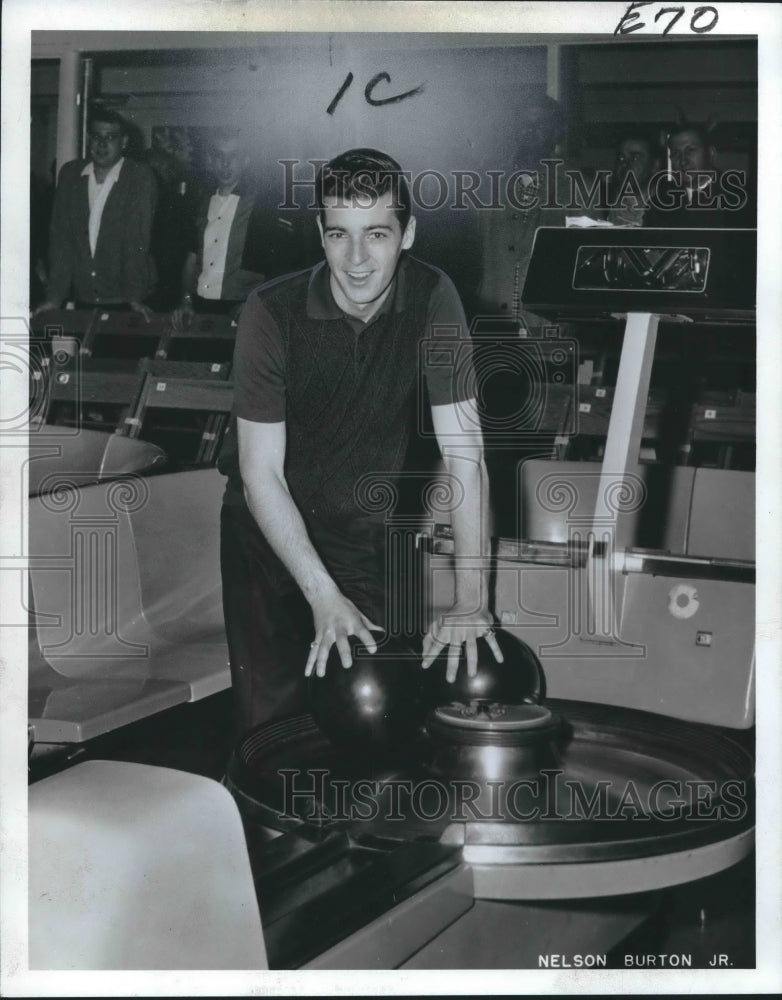 1973 Press Photo Nelson Burton Jr., reaches for his bowling ball- Historic Images