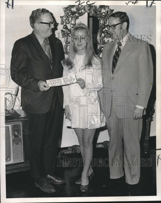 1972 Press Photo Rodeo committee's Ray Burgess, Dr.Adolph Flores & Virginia Dean- Historic Images