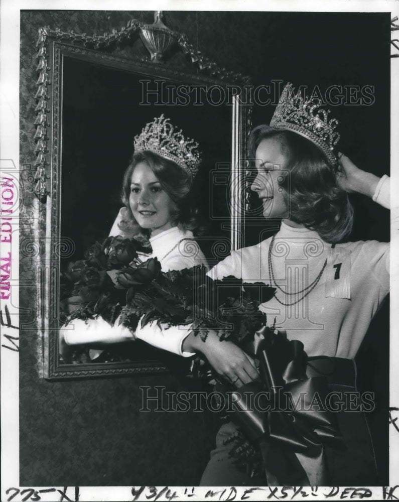 1971 Press Photo Miss Fair Chere Marie Elizabeth Chambers Checks Crown