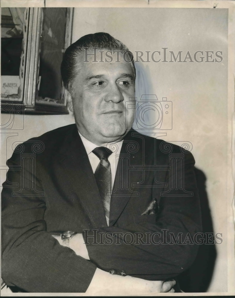 1968 Press Photo Famed New York milliner Chanda displays spring collection