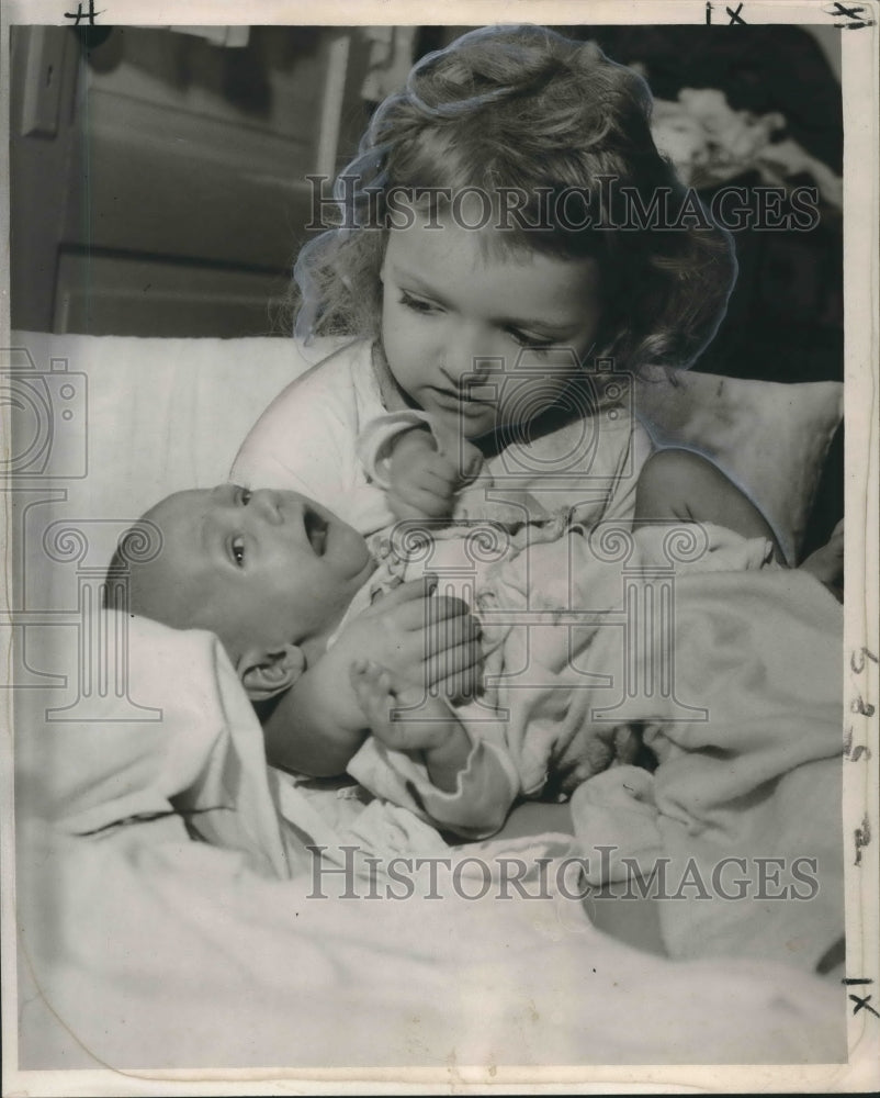 1960 Press Photo Kathy Chandler &amp; Rickie await placement in Sophie Gumbel home
