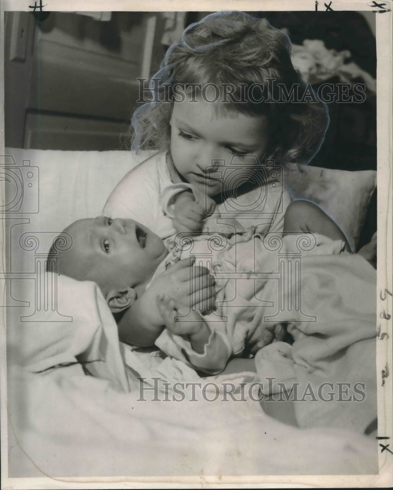 Load image into Gallery viewer, 1960 Press Photo Kathy Chandler &amp; Rickie await placement in Sophie Gumbel home
