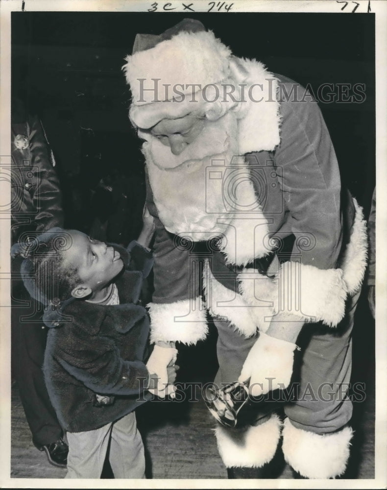 1974 Press Photo Young Girl Talks With Santa at The Times-Picayune Toy Event- Historic Images