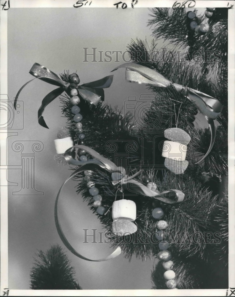 Load image into Gallery viewer, 1973 Press Photo Cranberry strings &amp; marshmallows decorate a Christmas tree
