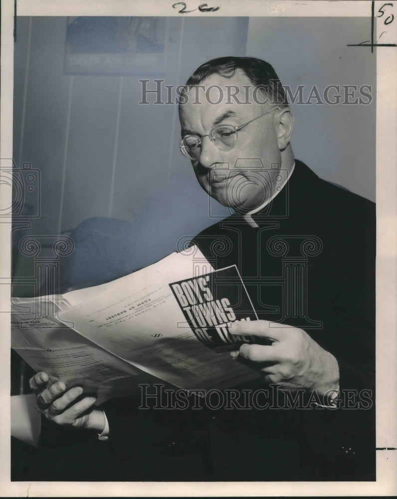Load image into Gallery viewer, 1965 Press Photo Founder of Boys' Towns of Italy Reverend Carroll-Abbing
