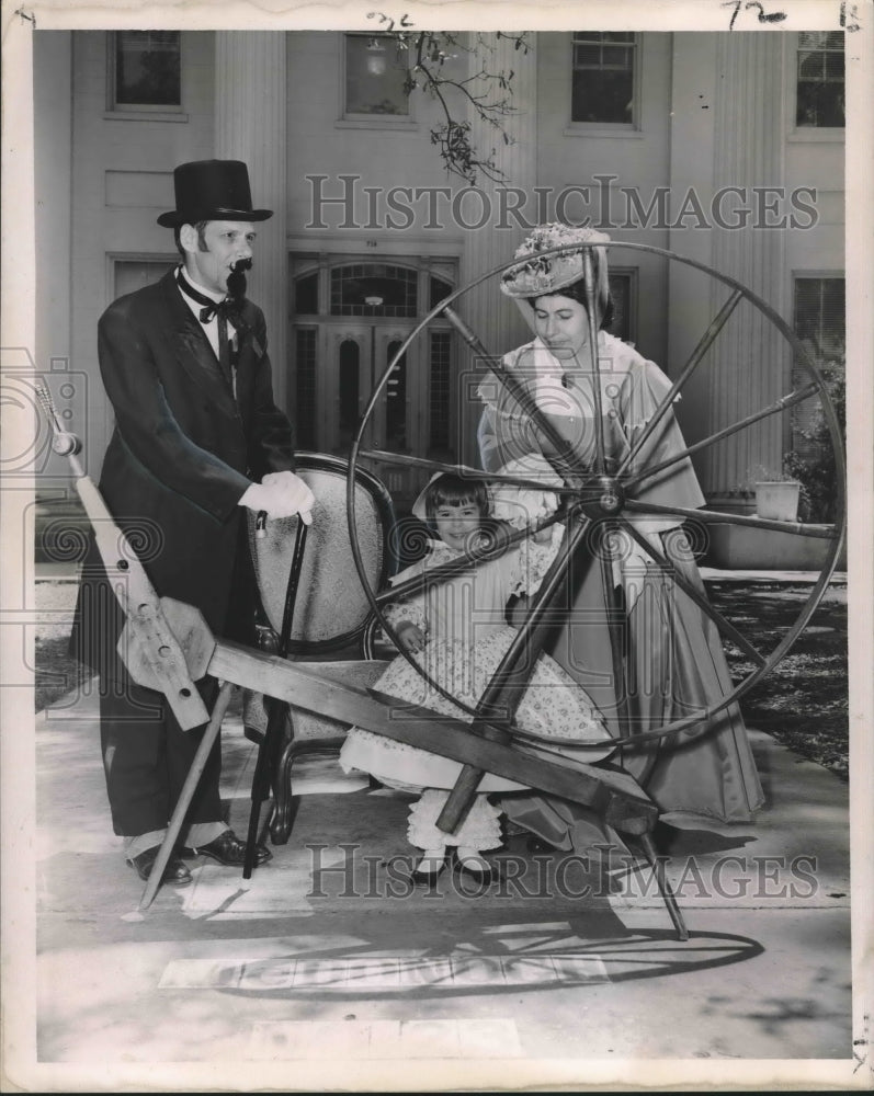 Load image into Gallery viewer, 1950 Press Photo Chopin Family Decked out for Carrollton Centennial - noo05265
