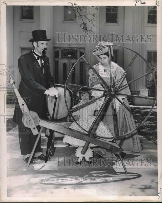 1950 Press Photo Chopin Family Decked out for Carrollton Centennial - noo05265
