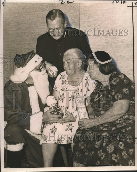 1964 Press Photo Golden Agers residents during Christmas Party by Salvation Army- Historic Images