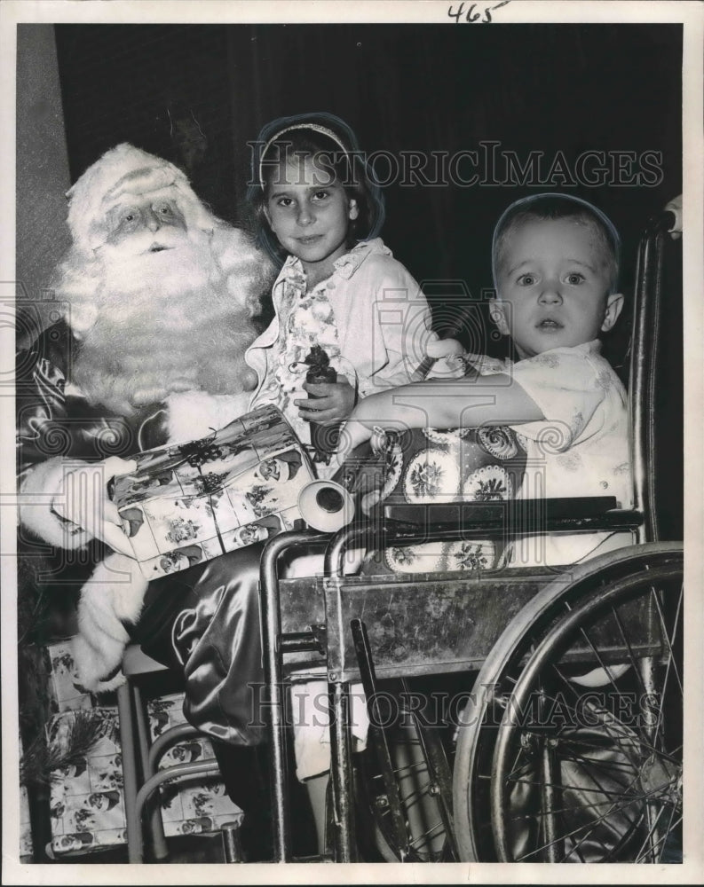 Load image into Gallery viewer, 1965 Press Photo Christmas party for patients of Crippled Children's Hospital
