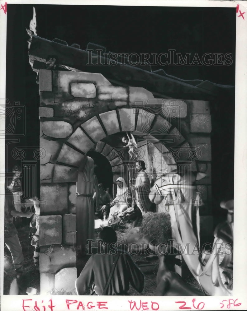 Load image into Gallery viewer, 1967 Press Photo Life-size Nativity scene in the parking lot of Pontchartrain
