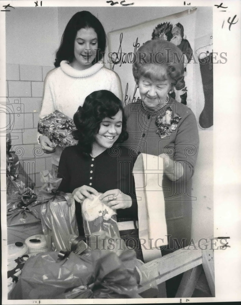 1971 Press Photo Krewe of Jovials Members to Deliver Gifts to Hospital Patients- Historic Images