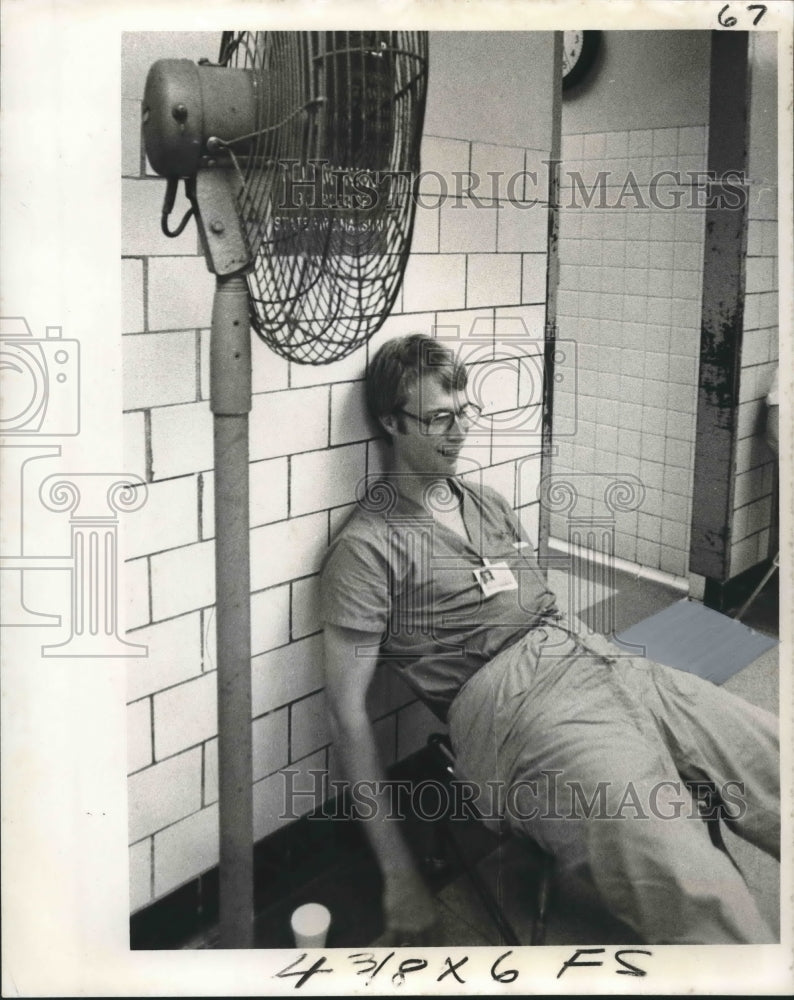 1977 Press Photo Charity Hospital&#39;s Dr.M.F. Owen feels air-conditioning problems- Historic Images