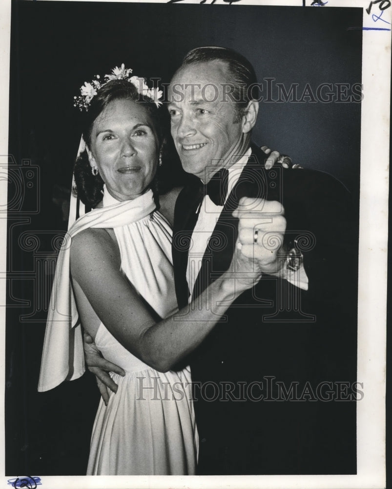 1978 Press Photo Dr. &amp; Mrs. George Cary at Sybarites&#39; fling, Hilton ballroom- Historic Images