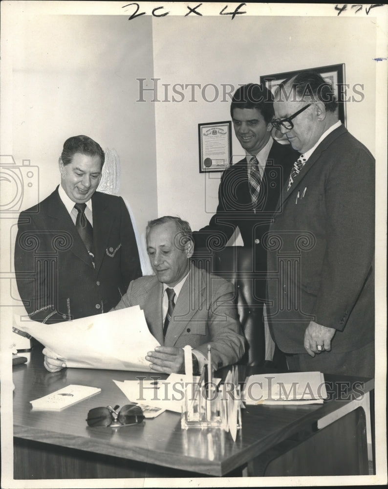 1974 Press Photo Delegates plan for annual Italian-American Open Golf Tournament- Historic Images