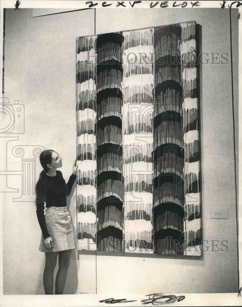1974 Press Photo Miss Florence Cagle admires &quot;Moon Drips&quot; at Museum of Art