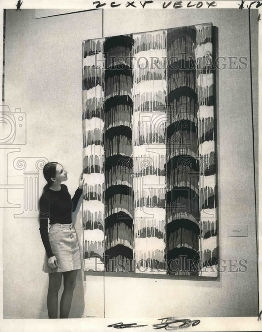 1974 Press Photo Miss Florence Cagle admires "Moon Drips" at Museum of Art