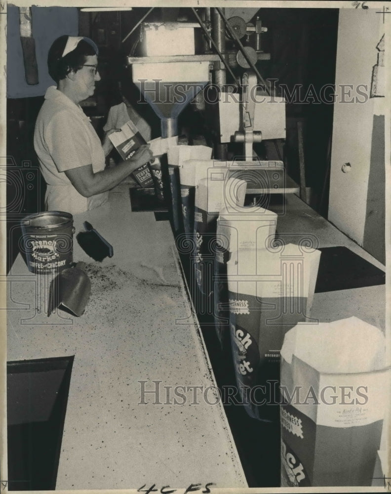 1975 Press Photo Miss Dolores Lasseigne works at American Coffee Co. plant- Historic Images