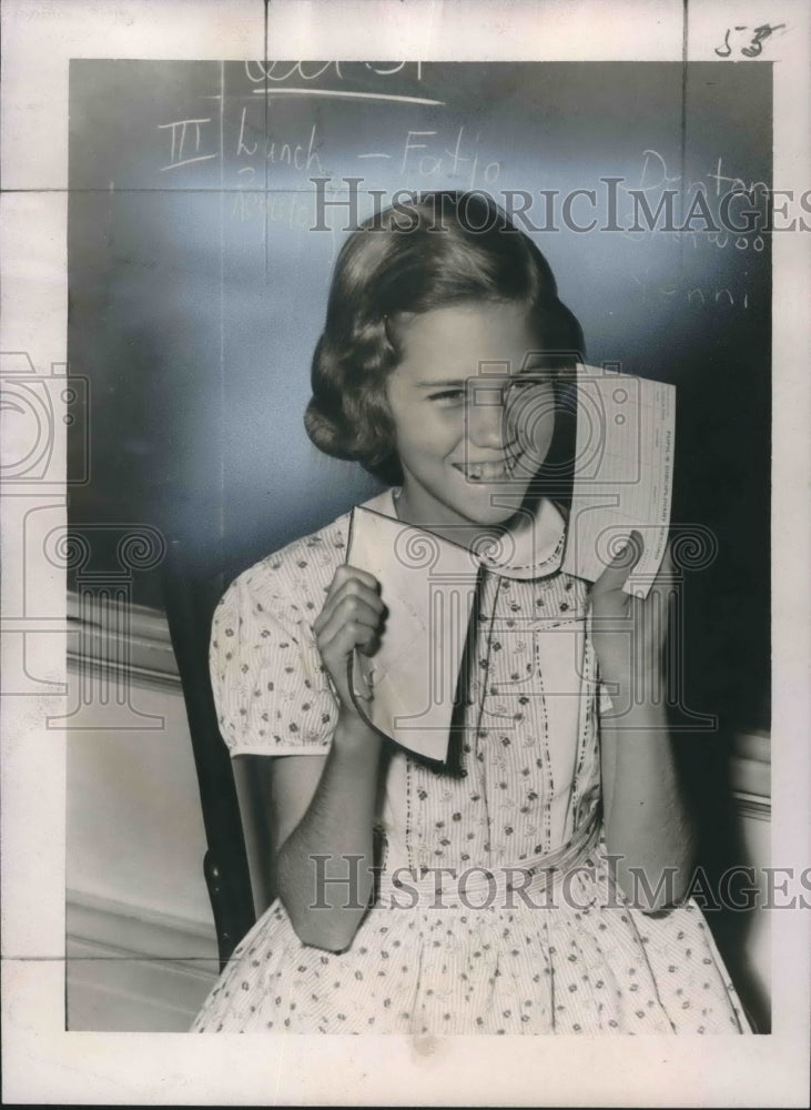 Load image into Gallery viewer, 1955 Press Photo Joyce Ann Chiles shows letter she received from Mrs.Eisenhower
