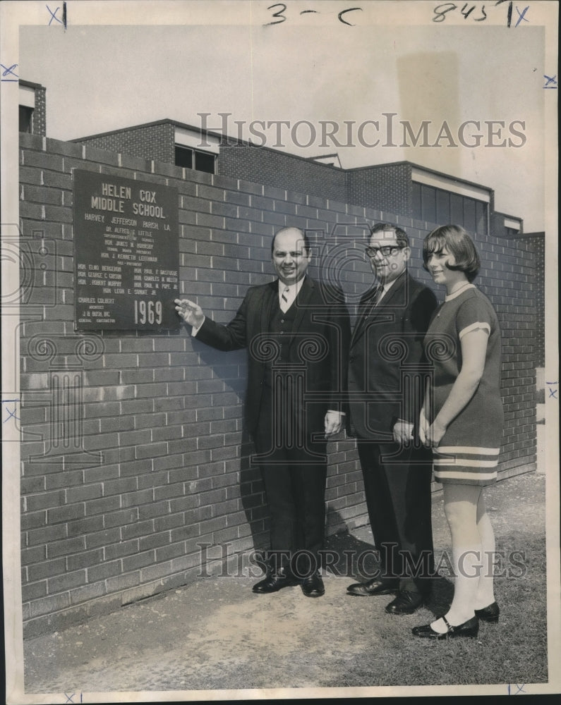 Load image into Gallery viewer, 1970 Press Photo Anthony Chimento, company at Helen Cox Middle School dedication
