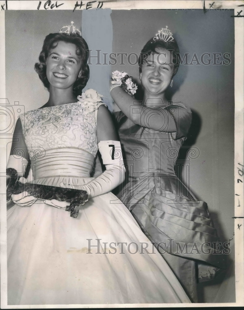 Load image into Gallery viewer, 1961 Press Photo Terry Corbena, Miss Rayne 1961-62, crowned by Sheila Raymond

